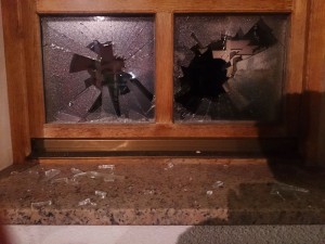 carsijska dzamija-razbijen prozor (1)