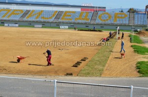 gradski stadion-pocelo postavljanje trave (1)