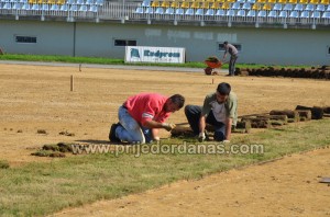 gradski stadion-pocelo postavljanje trave (3)