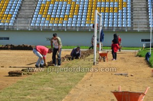 gradski stadion-pocelo postavljanje trave (4)