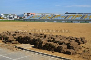gradski stadion-pocelo postavljanje trave (6)