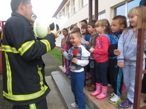 srna-vatrogasci-vjezba-spasavanje djaka i nastavnika (1)