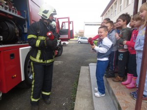 srna-vatrogasci-vjezba-spasavanje djaka i nastavnika (5)