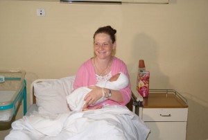 srna-gradonacelnik darovao bebu rodjenu na vidovdan (2)