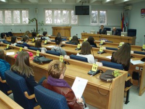 ald prijedor-posjeta mladih lokalnom parlamentu (6)