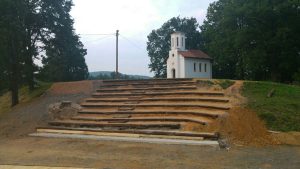 brezicani-amfiteatar kod crkve (1)