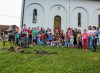 Okupljanje ispred crkve u Donjoj Dragotinji: Paljenje lila radost za najmlađe mještane – FOTO