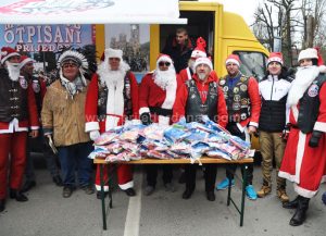 Prijedorski bajkeri obradovali najmlađe sugrađane sa 500 novogodišnjih paketića – FOTO/VIDEO