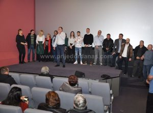 Aplauzi publike na prijedorskoj premijeri komedije “Srećan put, komšija” – FOTO