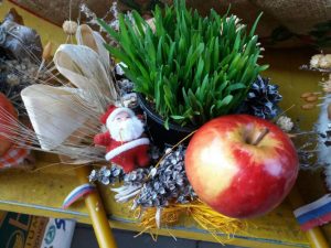 Božićna čarolija u Prijedoru: Tradicionalna prodaja badnjaka i dekoracija, građani pokazali kreativnost – FOTO