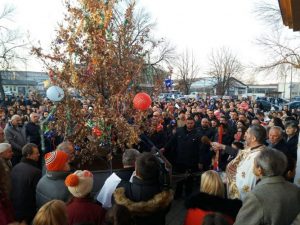 U iščekivanju Božića: Osveštan i naložen badnjak na Urijama pred velikim brojem Prijedorčana – FOTO/VIDEO