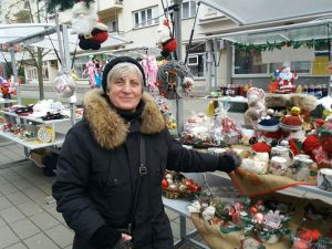 Lude jelke, lutke i ukrasi: Novogodišnje rukotvorine Prijedorčanke Snježane Bursać mame poglede kupaca – FOTO