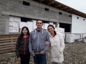 Prijedor-Na lokalno tržište dnevno plasiraju 6.000 jaja: Dragan za kćerke vidi budućnost na selu – FOTO