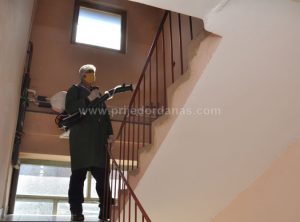 Prijedor: Nastavljena planska dezinfekcija stubišta i ulaza u stambenim zgradama – FOTO