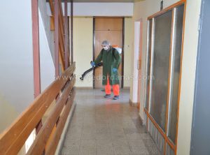 Prijedor: Prvi put planska dezinfekcija stubišta i ulaza u stambenim zgradama – FOTO