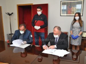Gradonačelnik Đaković potpisao ugovor sa preduzećem “Niskogradnja Marjanović” – FOTO