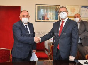 Gradonačelnik Đaković potpisao ugovore za realizaciju više infrastrukturnih projekata sa preduzećem “Prijedorputevi” – FOTO