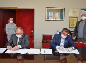 Gradonačelnik Đaković potpisao ugovore za realizaciju više infrastrukturnih projekata sa preduzećem “Unijat-M” – FOTO
