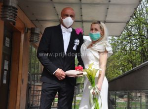 Ljubav u doba korone: Prijedorčani se vjenčali pod maskama – FOTO