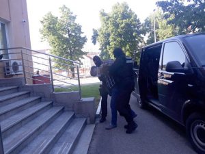 Inspektor Poreske uprave uhapšen u Prijedoru predat Tužilaštvu – FOTO/VIDEO