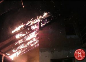 Požar na kući u Prijedoru: Izgorio dio krovne konstrukcije – FOTO/VIDEO