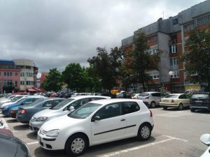Raste potražnja za parkingom: Najviše vole da se parkiraju u centru Prijedora