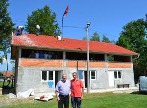 Gradonačelnik Đaković obišao radove na stadionu u Saničanima: Pokriven novi objekat FK “Sloga” – FOTO