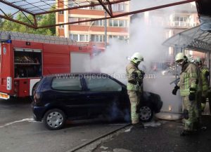 “Polo” se zapalio u vožnji: Prijedorski vatrogasci ugasili požar – FOTO/VIDEO