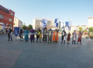 Defile članova Udruženja “Rusag”: Vitezovi prošetali centrom Prijedora – FOTO