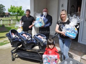 Gradonačelnik Đaković posjetio porodicu Stojnić koja je nedavno dobila trojke – FOTO