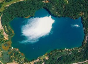 Skriveni raj nadomak Prijedora: Tirkizno jezero u Busnovima – FOTO/VIDEO