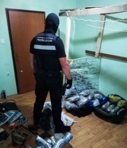 Pretresi na području Banjaluke i Prijedora: U akciji “Skradin” uhapšene četiri osobe, oduzeto 20 kg droge – FOTO/VIDEO