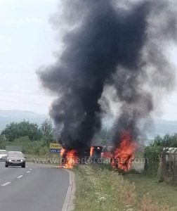 Kombi se zapalio u vožnji i u potpunosti izgorio – FOTO/VIDEO