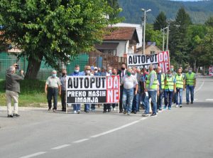 Mirni protesti mještana protiv predložene trase auto-puta Prijedor-Banjaluka – FOTO