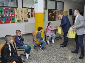 Počela nova školska godina: Gradonačelnik Prijedora i ministar saobraćaja i veza sa prvačićima – FOTO