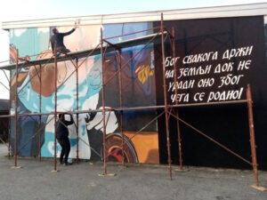 Novi mural u Prijedoru: Skromni dvojac oslikava vladiku Amfilohija, u radu ih vodi ova misao – FOTO