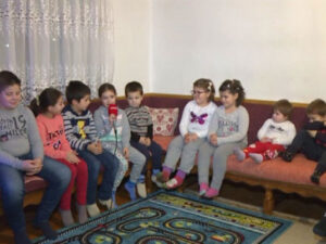 Selo kod Prijedora – u jednoj ulici 17 djece, još troje na putu – VIDEO