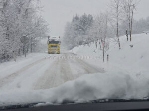 Zbog snijega otežano odvijanje saobraćaja na prijedorskim putevima  – FOTO