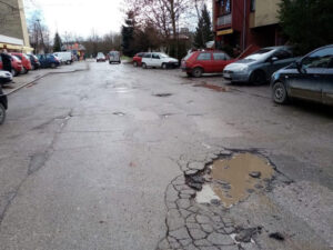 Milioni potrošeni, rupe ostale: U Prijedoru se građani žale na loše puteve – FOTO