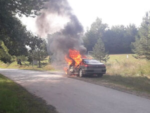 Prijedor: “Pežo” se zapalio u vožnji pa izgorio u potpunosti – FOTO