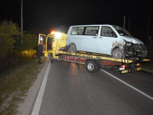 Nova saobraćajka kod Prijedora: Kombi naletio na traktor sa prikolicom, ima povrijeđenih – FOTO