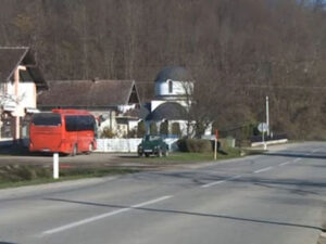 Selo Koprivna kod Oštre Luke: Međuentitetska linija podijelila kuće, sobe pa čak i fudbalsko igralište – VIDEO