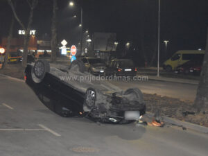 Saobraćajka u Prijedoru: “BMW” udario u drvo pa završio na krovu – FOTO/VIDEO