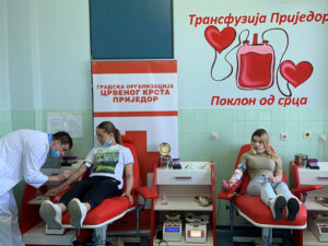 Učenici Srednjoškolskog centra Prijedor učestvovali u akciji “Moje prvo darivanje krvi” – FOTO