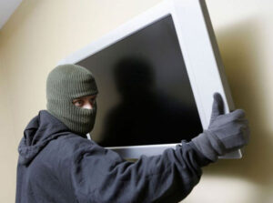 PU Prijedor: Iz porodične kuće ukradeni televizor, alat i alkohol