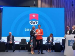 Gradu Prijedoru dodijeljena nagrada za doprinos i učešće u projektu Pametni gradovi – ka digitalnoj transformaciji gradova u BiH