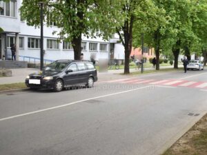 “Opel” udario djevojku na pješačkom prelazu ispred zgrade PU Prijedor – FOTO