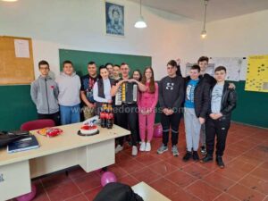 Maturanti OŠ “Ćirilo i Metodije” Trnopolje iznenadili omiljenu nastavnicu rođendanskom tortom – VIDEO