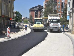 Radovi na rekonstrukciji prijedorske ulice Muharema Suljanovića: Počelo postavljanje prvog sloja asfalta – FOTO/VIDEO