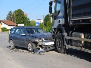 Nova saobraćajka u Prijedoru: Sudar “Pasata”, “Opela” i kamiona – FOTO